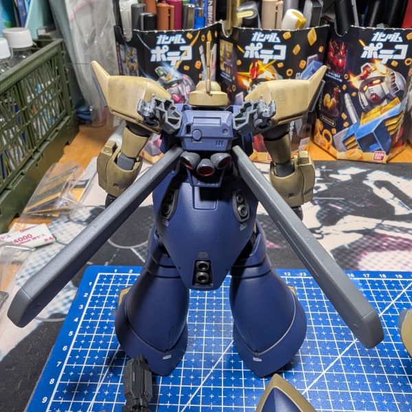 ゲルググJのデカール貼り・トップコートも終え、全工程完了しましたキレイなカーキを見ると汚さずにはいられませんでした…寄せ集めのゲルググMも仕上げたので作業量は2機分に😨イエーガーのライフルは結局シールドとセットになっているGPライフルで決定(カードビルダーやってた頃の呼び方です💦)説明書には「組み方は一例です」なんて書いてたので、ほほう？と弄くってみたらどのライフルよりも長くなってしまいました😨友人からは「ゲルググには長物が似合う」と言われたので信じて装備させます😅後は…1番ニガテな「写真撮り」が残ってます…😫（3枚目）