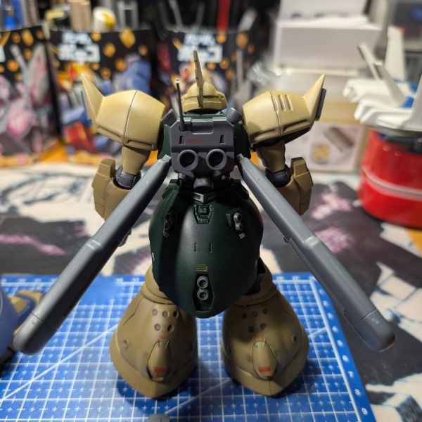 ゲルググJのデカール貼り・トップコートも終え、全工程完了しましたキレイなカーキを見ると汚さずにはいられませんでした…寄せ集めのゲルググMも仕上げたので作業量は2機分に😨イエーガーのライフルは結局シールドとセットになっているGPライフルで決定(カードビルダーやってた頃の呼び方です💦)説明書には「組み方は一例です」なんて書いてたので、ほほう？と弄くってみたらどのライフルよりも長くなってしまいました😨友人からは「ゲルググには長物が似合う」と言われたので信じて装備させます😅後は…1番ニガテな「写真撮り」が残ってます…😫（5枚目）