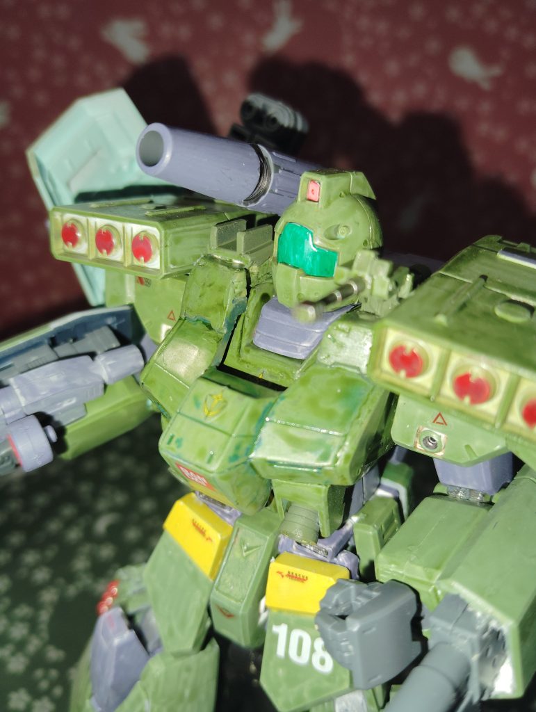 ガンキャから持ってきたキャノン、ロトのマシンガン、ジムIIIを意識した肩の三連ミサイル