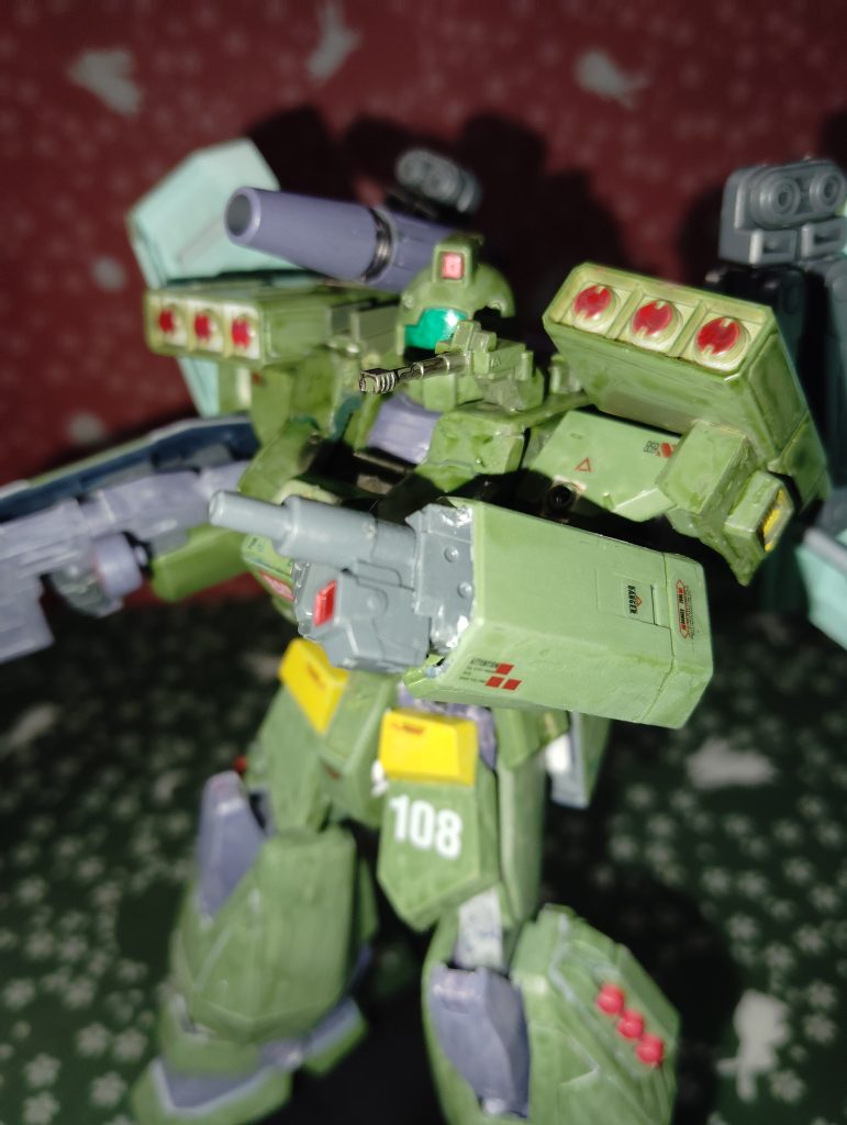 左腕にはビームガンを装備。