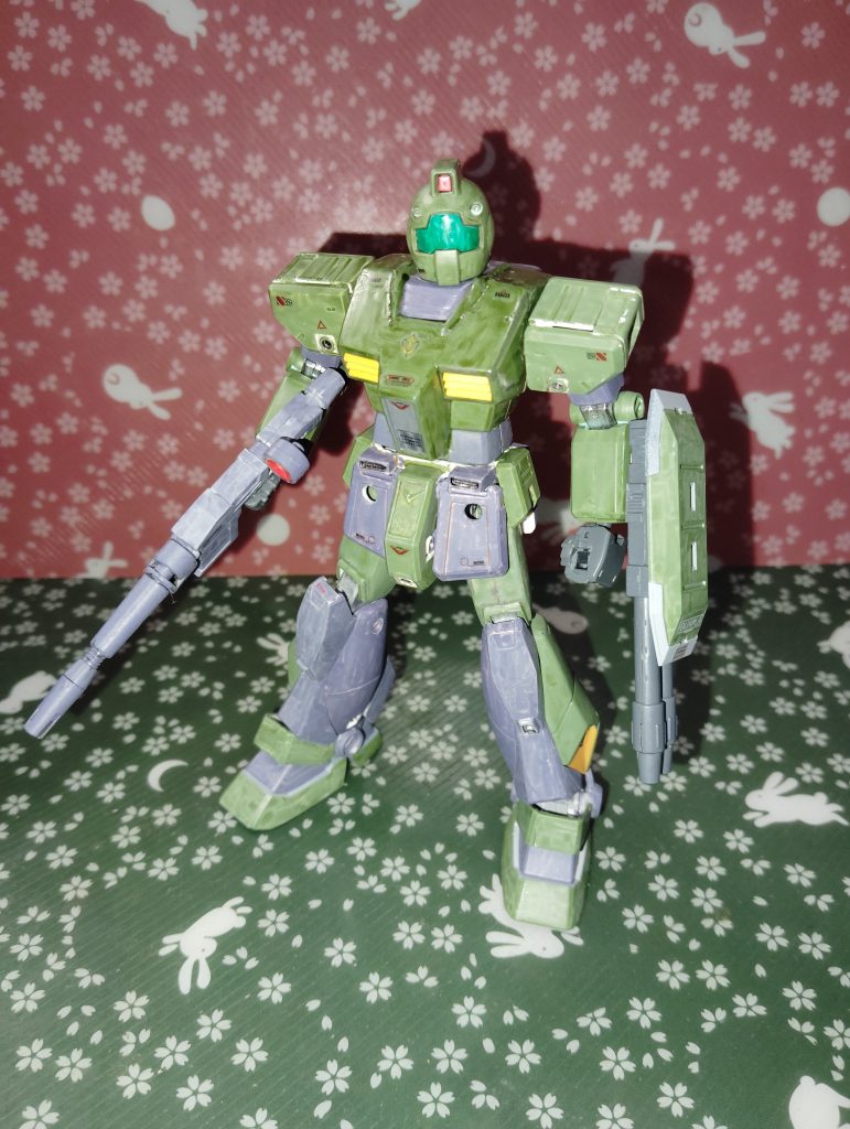 中身は上半ジム下半アレックスのなんともバランスの悪いのが入ってます。なるべくアーマーの固定部分が見えない様にしたかったんですけどよりにもよってフロントアーマーとか一番目立つところにクソデカ穴を空けちまいました。