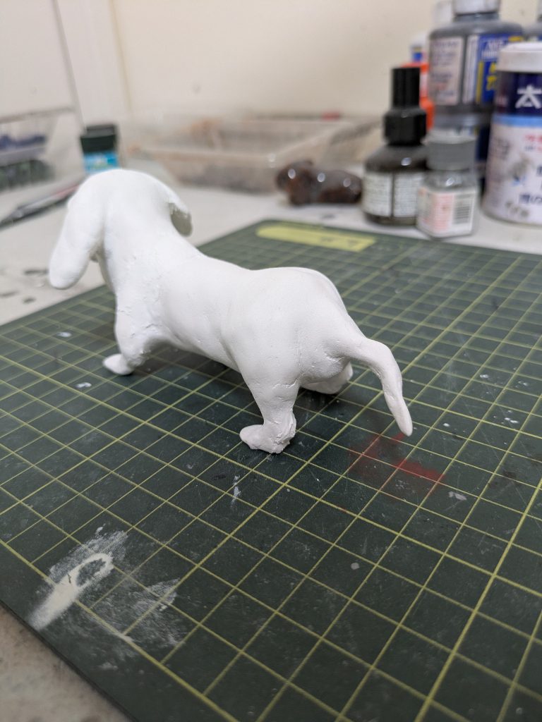 カニンヘンダックスフンドなので足は短く(短すぎると娘に言われました🤣)、曲がった尻尾がチャームポイントです。😁