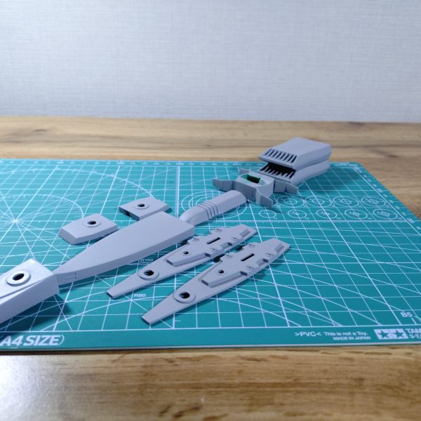 ジワジワと進めているマゼラン、昨年末からいよいよ船体に着手しました。しかし‼️進める中で色々な問題が出てきて頭が煮詰まってしまいました😅このまま進むとロクな事にならない気がしましたので、一旦マゼランからは離れ、気分転換をしようと思います。でもせっかくなので、ここまでやって来た事は、以下に記そうかと。よろしければご覧下さいませ。さて、武装の大増設を実現するには船体をかなり拡張しなければならず、とはいえその方法が全くイメージ出来ない為、船体を切り刻んでマゼランらしい意匠を持つ各所パーツを形成しつつ、船体自体の形成については『ひらめきを待つ😅』という、場当たり的な進め方を採用しました😁でもねぇ…マゼランらしい各所意匠は使いたいものの、船体の形自体はこの上なく厄介なんですよね。とても流麗で美しく、それでいて全く発展性の余地がないフォルム🥲タテヨコ共に大幅拡張が必要なのに、発展性がないのは致命的で、頭を抱える日々が続きました。数mm延長とかでは意味がないし。悩んだ結果、船体そのものは元パーツを使わずプラ板でフルスクラッチし、各所意匠は切り出して加工、フルスクラッチした船体に乗せる(貼る)という決断をしました。幸いパーツは複数あるので、失敗もコワくありません😁【写真②】パーツを切り出す為に『三枚おろし』になった船体です。【写真③】船体後部の尾翼(？)部分を上下に配してORIGINに寄せてみました。【写真④】切り出した意匠をエポパテで肉付けしたところです。四連装砲塔の台座です。【写真⑤】船首部分も貧弱だったので、上下に2つ張り合わせて肉厚にしました。先端は避弾経始も良好です。ドメラーズⅢみたい😊【写真⑥】加工した各意匠パーツに、サフを吹いたところです。【写真⑦】各パーツをあるべき場所に配し、主砲を乗せてみました。感じ出てきました🤤さぁ‼️あとは船体作ってパーツ貼り付けだ‼️と思った頃に、色々問題が発覚しました。・主砲の台座を削り過ぎ、高さが足りなくなってしまった🥲・何と、主砲塔をはめ込む穴が中心からあちこちズレている。さすがは旧キット。艦船模型って、正面から見た時のシンメトリー(左右対称)が大きな見どころであり、これを全て手作業でキレイに修正するのはかなりホネである🥲・自作したエンジン部分、造形にラッカーパテを使ったところ、気泡だらけになり、しかも全く埋まらず、打ち出しコンクリートの表面みたいになっている🥲時間をかけて作ったモノをまたやり直したり、主砲塔の穴が中心からズレているという、艦船模型にあってはならない欠陥が見つかったり、心がキレイにポッキリ折れました🥲『いっそ3Dプリンタでも買うたろかぁ⁉️』と身も蓋もない選択肢まで頭を巡り、少し頭を冷やす必要を感じました。すると他にやりたい事も頭に浮かび、『こりゃあ、気分転換した方が良いな😁』となりましたので、マゼランからは一旦離れてジオニストに戻ろうと思います。しばらく置けば、意欲もアイディアもまた湧き出す事でしょう(ホントかなぁ😁)。再開したら、また良ければ見てやって下さいませ。長文お付き合い、ありがとうございます🙇そしてマゼラン君、その日までしばしお休み😊（6枚目）