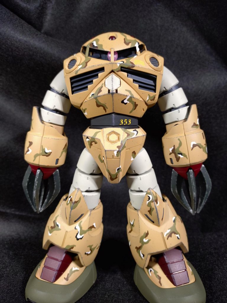 前。この機体は、去年作ったグフの僚機という設定です。展開しているのは中央アジア。隊長機はグフで、もう1機の僚機(ザクキャノン。まだ作ってません😅)があり、そこについ最近増援された機体、というストーリーです。なので、控え目な砂塵剥げ以外には目立った汚しも入れてません。