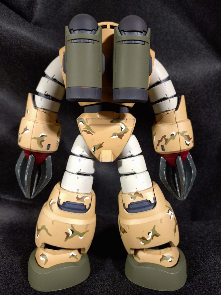 後。ていうか、なぜズゴックを砂漠に増援？と思われる方もおられるかと思いますが、ごもっともです。理由は、シンプルに『水泳部なのに砂漠迷彩を塗りたかったから』です😁後付け設定としては、以下です。マ・クベ麾下で中央アジア東部を管轄していた部隊は、少ない戦力で広範囲の掌握をせねばならず、苦肉の策として、MS戦力の分散を行った。具体的には、通常3機で編成されるMS小隊を2機で編成。小隊の数を増やす事で広範囲をカバーさせていた。連邦にはMS戦力がなく、2機編成の小隊でも突破力は充分で、小隊同士の連携を取り合う事で、むしろ実数以上の戦果があった。しかし連邦のMS配備が進むと状況は悪化、小隊の編成も見直す必要が生じたものの、地上への増援や生産は追いつかず、水陸両用機までも投入する事で、MS戦力の水増しを行った。ってな具合です。それっぽくなりました😁本機も急ぎ海洋から陸上へ転属された為、フィン周りの清掃が間に合わず、サビが発生しているものの、塗装はし直したばかりな為、比較的キレイな状態です。また急ごしらえの為、機体番号に使う塗料も白が足りず、黄色で塗装されたという(自分で言わなきゃ誰にも伝わらない)小賢しい演出も😁