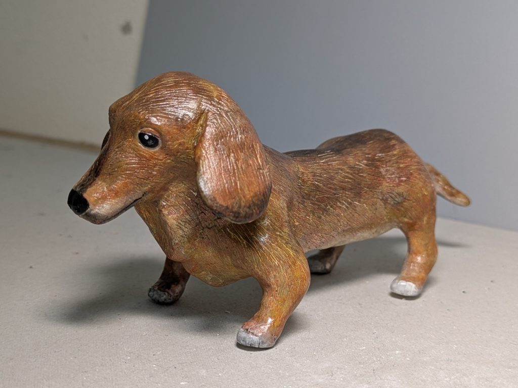 余り似ていませんが…😅、似てなくても誰にも文句を言わず、誰からも文句は言われず、沢山の写真を観ながら成形し、修正し、色を塗る事に夢中になりました。いつしか、悲しみも淋しさも和らぎ、とても楽しい時間でした。😃「筆塗り多色重ね塗り」をやり始めたばかりでしたが、とても満足の行く作品となりました。😆個人的な投稿でしたが、最後まで見て頂きありがとうございました。🙇🙇