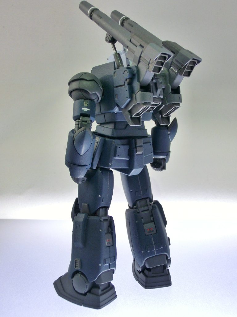 Rear改造箇所としては・マスクの口を撤去・胸部バルカンの撤去・コックピットハッチにチップ追加・褌正面の一部を削り、そこにチップ追加・外脹脛にダクト追加・内脹脛にモールド追加・頭部、肩、ライフルの合わせ目消し・脚部関節の後ハメ加工・キャノンの合わせ目消し及び保持アームの後ハメ加工・サイドスカートの肉抜き埋め辺りです