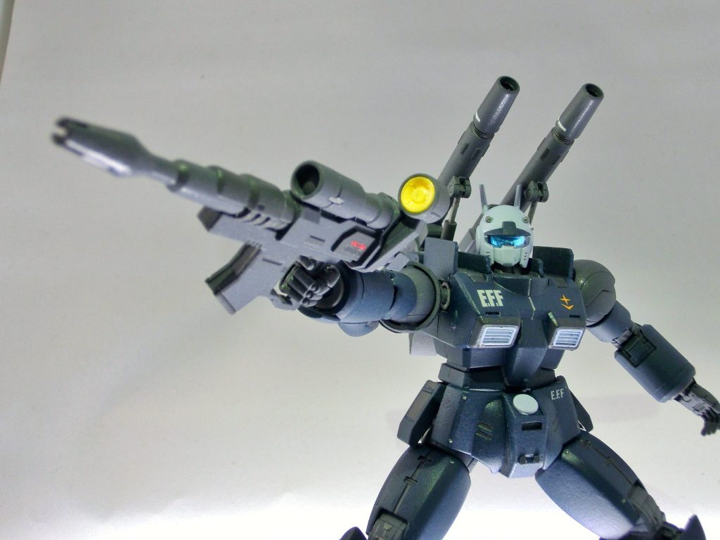 スジボリはキット自体のモールド量は多いので、大きいのは内脹脛ぐらいあとは細かいところに穴空けたりちょっと彫り込んだりぐらいデカールはガンダムデカール等市販品で胸部のデカールは陸戦機という事であえてEFSFではなくEFFの方を採用