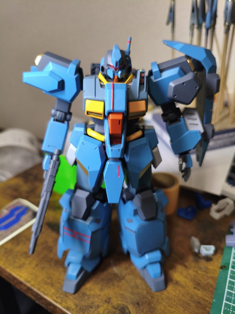 胸部の赤のラインはエースパイロットのスーツをイメージアムロが逆シャアで着てたやつ