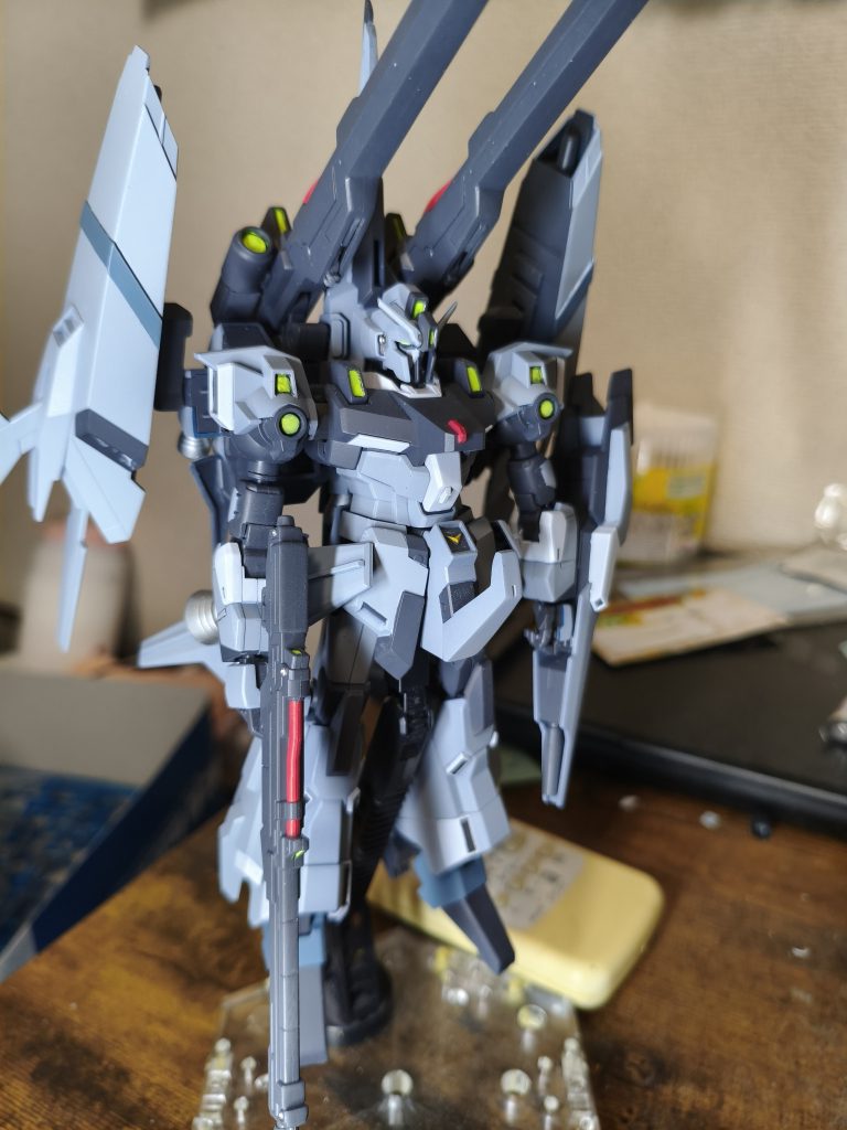 配色はプラス系列意識してグレーをベースにと青、白のワンポイントにしようかと思ったんですけどぼやけちゃうんで、黒も入れてパキッとした仕上がりにしました