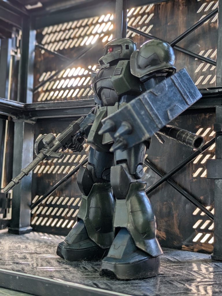 お約束の格納庫写真。盾は少し汚し過ぎた気がします。サビ感も強過ぎたので、一発で粉砕しそう…😵