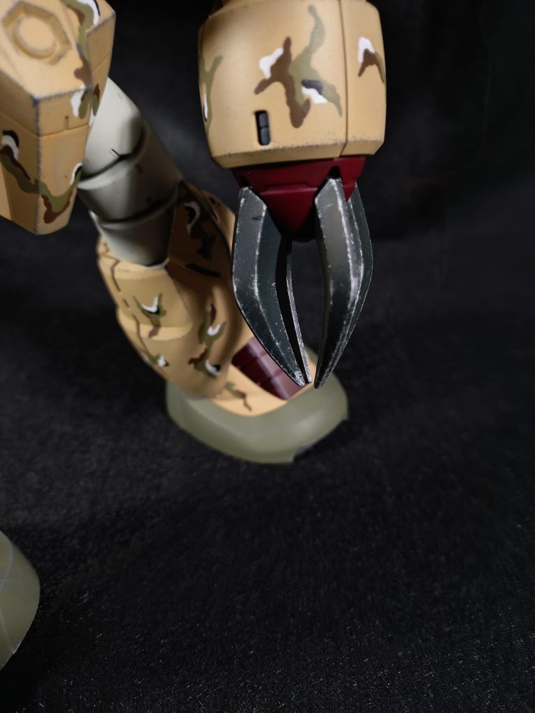 クロー部分のシルバー剥げを拡大しました。使ったシルバーはタミヤアクリルのフラットアルミを使用。隠蔽力も定着力も充分なんじゃないかと思います。今後のシルバー剥げはこのコに任せよう😊