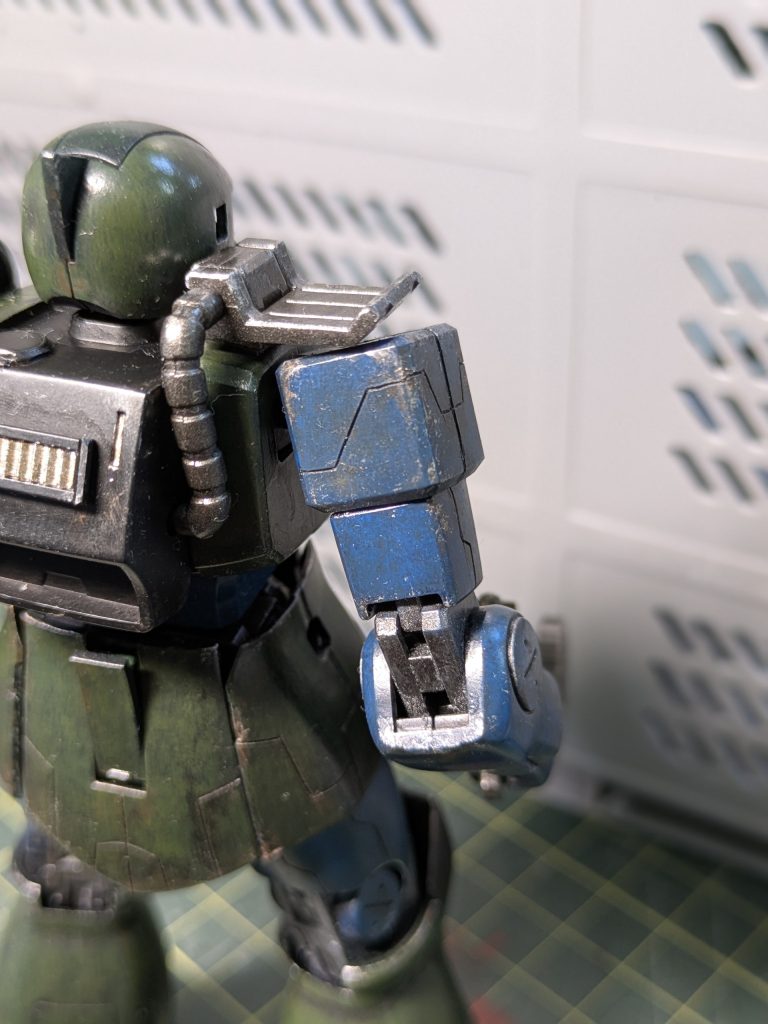 いつもウォッシングはグランドブラウンを塗り、綿棒で拭き取ります。仕上がりは多少色気が赤っぽく変わってしまいます。🤔また、初めて部品割れしました。盾の裏にシュツルムファウスト着けられなくなりました…😵今回結構気に入った色になったので、このままの色気にする為、シルバーのドライブラシと、少しだけレッドブラウン、グランドブラウンのウェザリングで仕上げました。😃