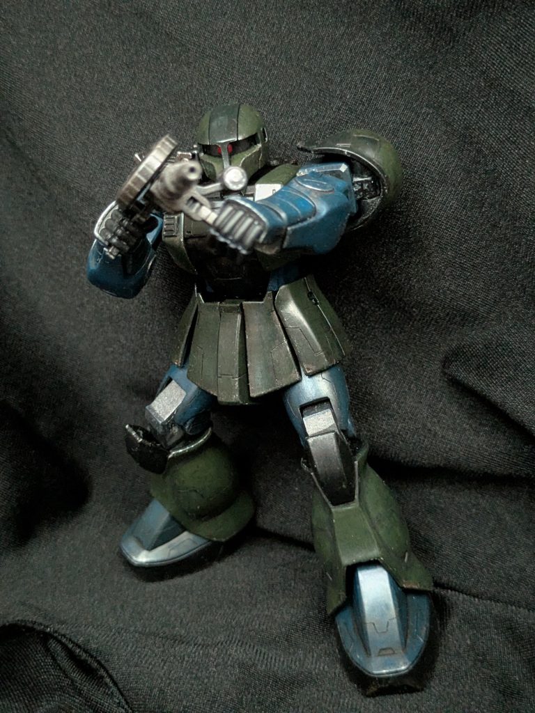 バックを変えてみました。ザクマシンガン構えるポーズはカッコイイ‼️(zaku-kao2)