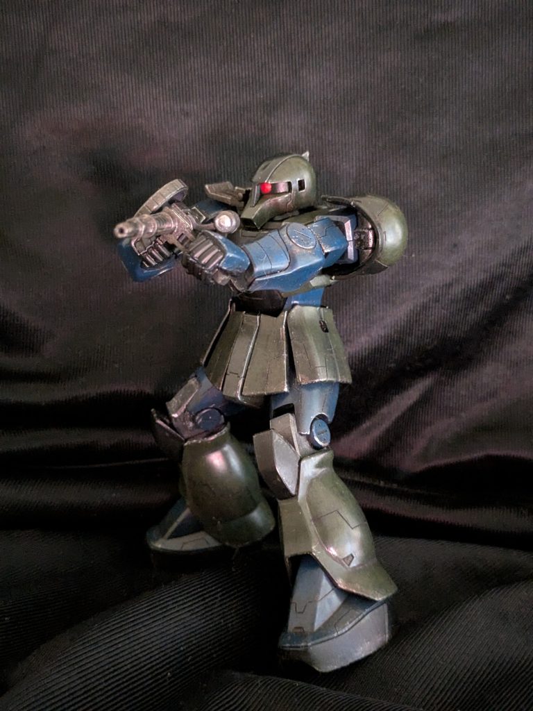 お気に入りショットその1「眼光鋭くザクマシンガンを構えるザク」T-Nonさんからポージングをご教授して頂きました。😁もう少しモノアイをこちらに向けたかったのですが、キラデコシールを中心からズレて付けてしまい、これが限界です…😅でも、カッコイイ‼️(zaku-kao2)