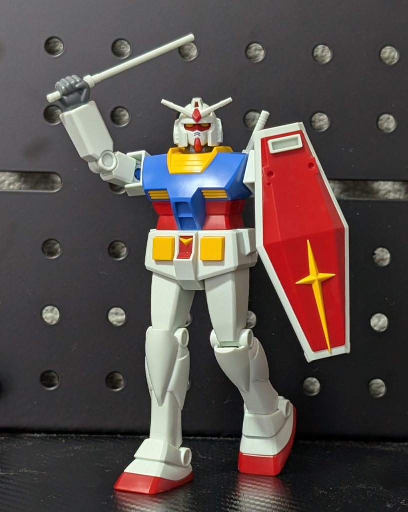 ガンダム・シールド(楯(たて))をかまえ、ビームサーベルをぬいている。