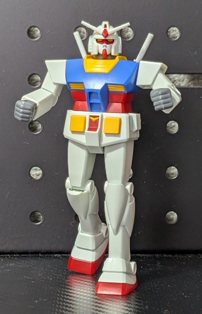 ビームサーベルをランドセルにおさめ、ファイティングポーズをとっている。