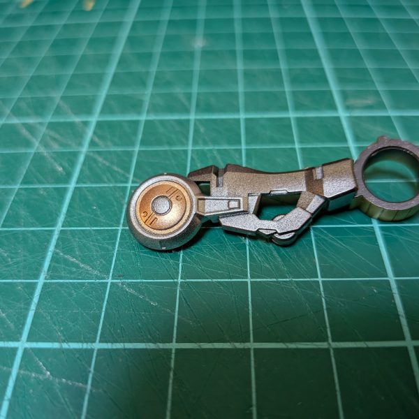 ＭＧガンダムヴィダールを制作してます‼️販売直後は地元の店には影も形も見えず、なかなか手に入れることが出来ませんでした。やっと手に入れることが出来、パッケージアートもかっこいい‼️内部フレームがチラ見えどころか、ガッツリ丸見え✨これはいい‼️内部フレームもコテコテに塗り分けしたら、めちゃくちゃカッコイイ作品になるわ😁と息巻いて制作にとりかかりました…最近のガンプラ恐るべし😨内部フレームの上半身もバラバラですやん😵老眼の私には1000ピースのパズルのようです😣ちまちまとモールド彫り直し、ヤスリがけを行い、もう一息かと思いきや…まだ半分も終わっていない現状😅そんなこんなで、やっと内部フレーム塗装の一部が出来たので投稿します😁（4枚目）