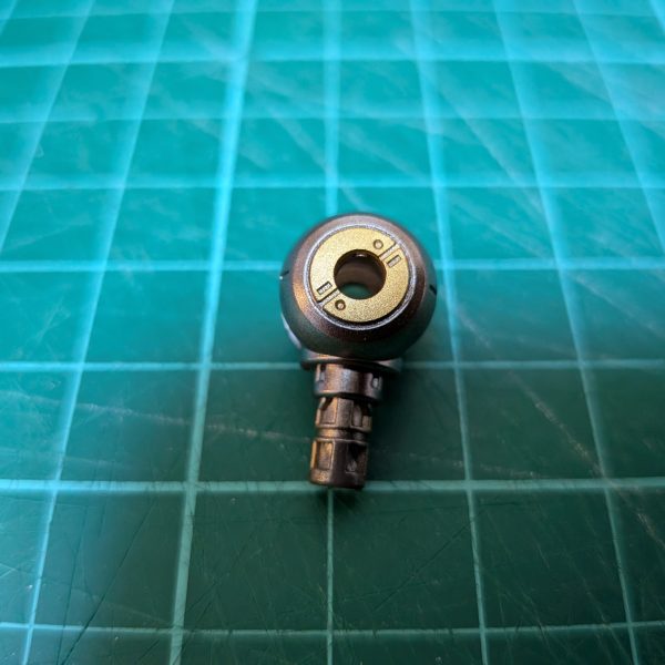 ＭＧガンダムヴィダールを制作してます‼️販売直後は地元の店には影も形も見えず、なかなか手に入れることが出来ませんでした。やっと手に入れることが出来、パッケージアートもかっこいい‼️内部フレームがチラ見えどころか、ガッツリ丸見え✨これはいい‼️内部フレームもコテコテに塗り分けしたら、めちゃくちゃカッコイイ作品になるわ😁と息巻いて制作にとりかかりました…最近のガンプラ恐るべし😨内部フレームの上半身もバラバラですやん😵老眼の私には1000ピースのパズルのようです😣ちまちまとモールド彫り直し、ヤスリがけを行い、もう一息かと思いきや…まだ半分も終わっていない現状😅そんなこんなで、やっと内部フレーム塗装の一部が出来たので投稿します😁（2枚目）