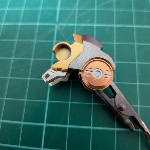 ＭＧガンダムヴィダールを制作してます‼️販売直後は地元の店には影も形も見えず、なかなか手に入れることが出来ませんでした。やっと手に入れることが出来、パッケージアートもかっこいい‼️内部フレームがチラ見えどころか、ガッツリ丸見え✨これはいい‼️内部フレームもコテコテに塗り分けしたら、めちゃくちゃカッコイイ作品になるわ😁と息巻いて制作にとりかかりました…最近のガンプラ恐るべし😨内部フレームの上半身もバラバラですやん😵老眼の私には1000ピースのパズルのようです😣ちまちまとモールド彫り直し、ヤスリがけを行い、もう一息かと思いきや…まだ半分も終わっていない現状😅そんなこんなで、やっと内部フレーム塗装の一部が出来たので投稿します😁（3枚目）