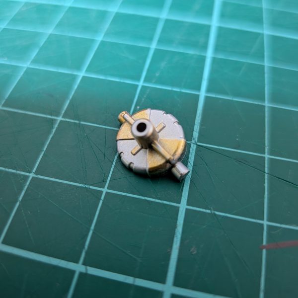 ＭＧガンダムヴィダールを制作してます‼️販売直後は地元の店には影も形も見えず、なかなか手に入れることが出来ませんでした。やっと手に入れることが出来、パッケージアートもかっこいい‼️内部フレームがチラ見えどころか、ガッツリ丸見え✨これはいい‼️内部フレームもコテコテに塗り分けしたら、めちゃくちゃカッコイイ作品になるわ😁と息巻いて制作にとりかかりました…最近のガンプラ恐るべし😨内部フレームの上半身もバラバラですやん😵老眼の私には1000ピースのパズルのようです😣ちまちまとモールド彫り直し、ヤスリがけを行い、もう一息かと思いきや…まだ半分も終わっていない現状😅そんなこんなで、やっと内部フレーム塗装の一部が出来たので投稿します😁（5枚目）