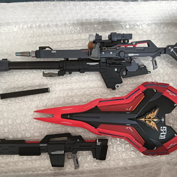 念願のMGサザビーを購入👍時間取れないので亀のスピードで丁寧に作成します。まずは調色と武器作成から。（3枚目）