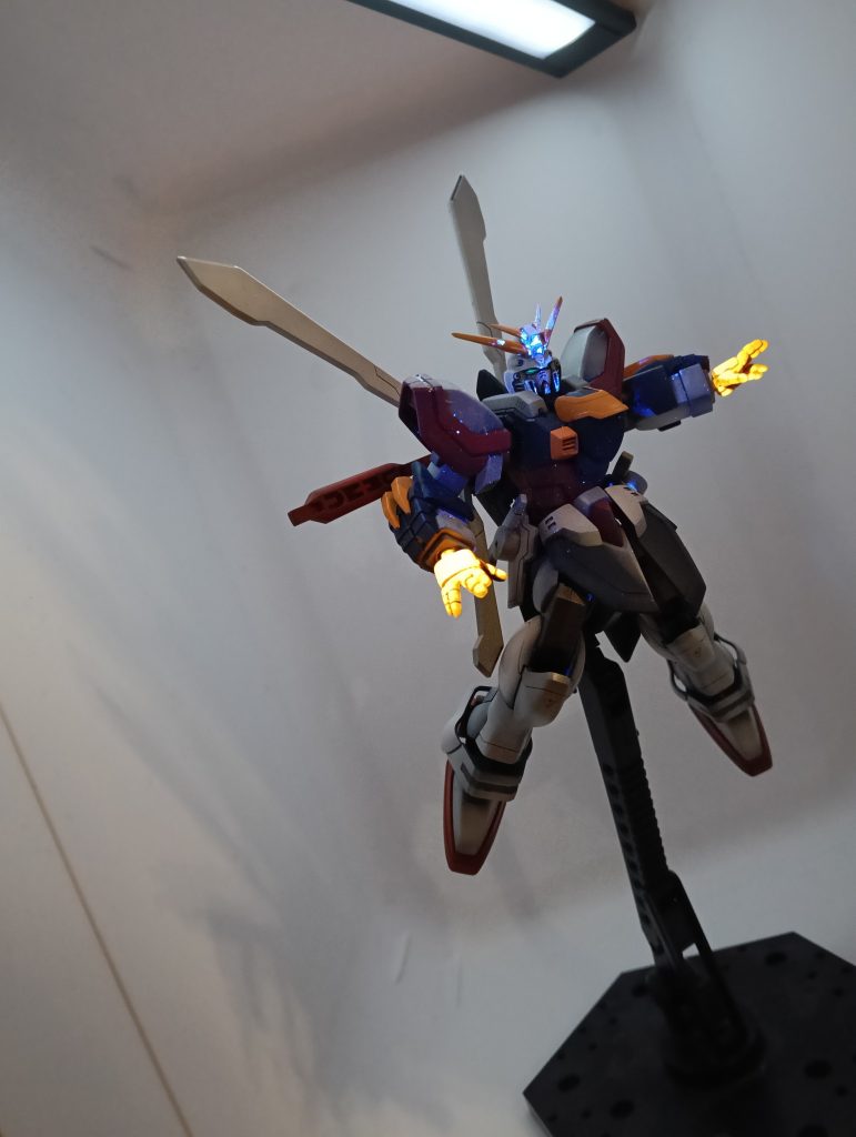 こんな感じでブラックライトで発光します。青いのは埃です。