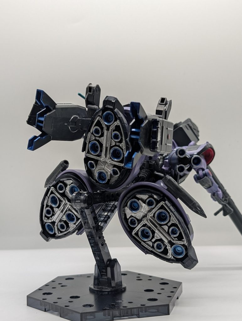 GQ版のリック·ドムと言ったらやはりこちらのバーニアですよね、フレームは水性ホビーカラーのシルバー、バーニア内部はメタリックブルーで塗装しました。また、追加スラスターに鉄血のオルフェンズオプションセットと脚のミサイルは30MMのものを使用しました。