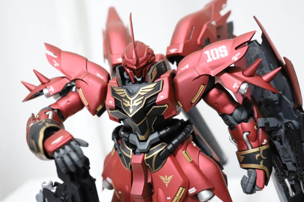 内部フレーム：メカサフスーパーヘヴィ(ガイア)外装赤：サフエヴォブラック(ガイア)+ベルベットレッド(クレオス)ゴールド各所：サフエヴォブラック(ガイア)+スーパーリッチゴールド(SM207)シルバー各所：サフエヴォブラック(ガイア)+フラットシルバー(ガイア)トップコート：EX-10フラットクリアープレミアム(ガイア)ベルベットレッドが上手くハマりました。&nbsp;