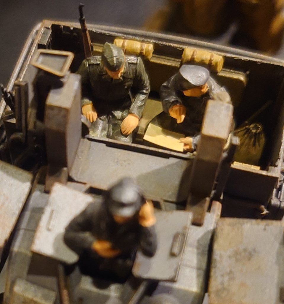 地球連邦第三帝国陸軍特殊兵員輸送車両搭乗員–3枚目/制作者：FUBAR