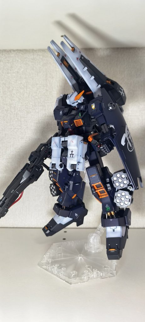 脚部にはミサイルを追加。マグネットを埋め込んでいるので取り外せます。