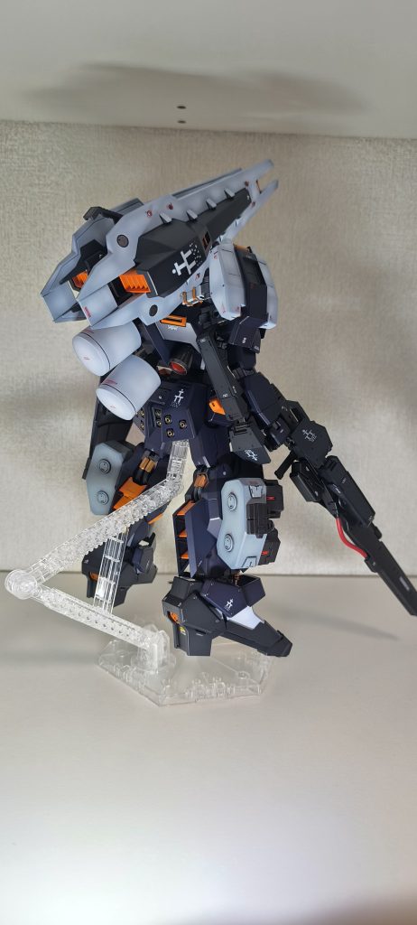 デカいシールドブースターが特徴なのでプロペラントタンクを増設。右側が寂しかったので、キットの余剰パーツでミニシールドorセンサのような物を追加。