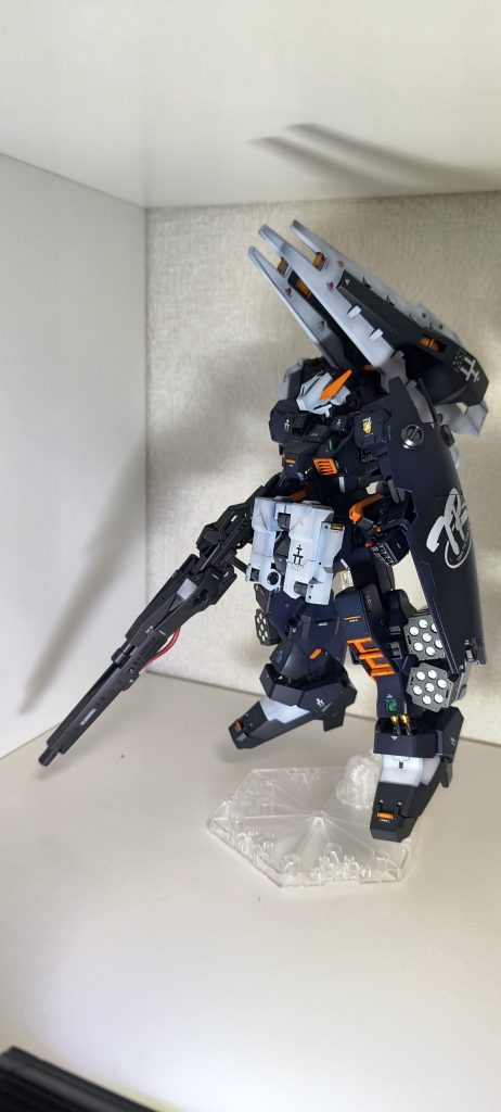 長物を持たせたかったので境界戦機の武器セットを買いましたが、まだ短かったのでキットのライフルの前方に接着して延長しました。