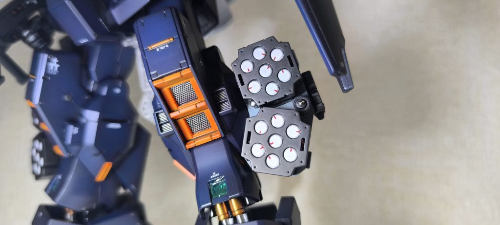 特徴的な脚部のスラスター？の黒い穴はくり抜いて金属メッシュを貼りました。メッシュの色をブラックとシルバーで迷いましたが、クリアだけ塗って金属のままのシルバーにしました。