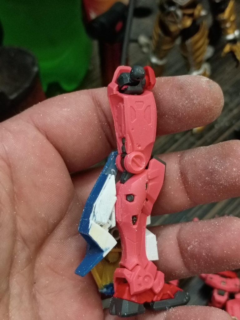 ここでは、脚の鎧がどのように作られているかがわかります