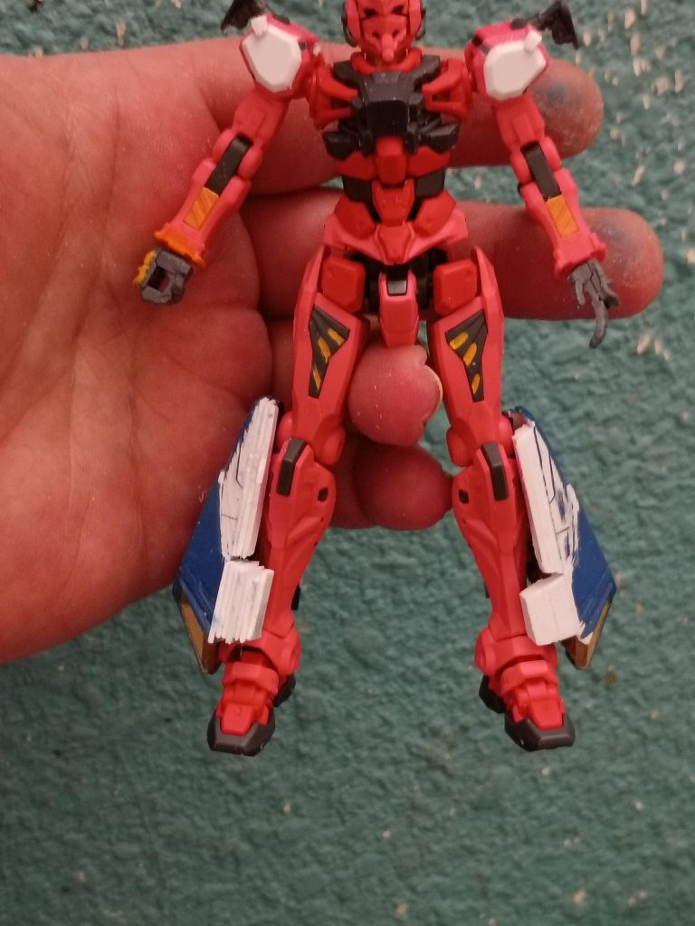 脚部の外側装甲にはHGBFライトニングゼータの脚部を使用しました。取り付けには、パーツの内側にランナーを接着し、脚部パーツ取り付けブラケットを介して固定します。