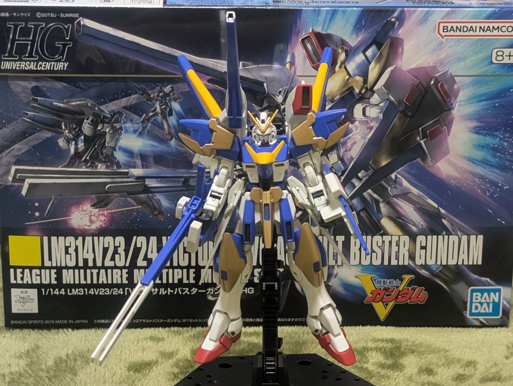 正面膝や腰アーマーの部分塗装に若干苦戦しました。マスキングも初心者なので、よく見ると余計に塗料がついてたりします。