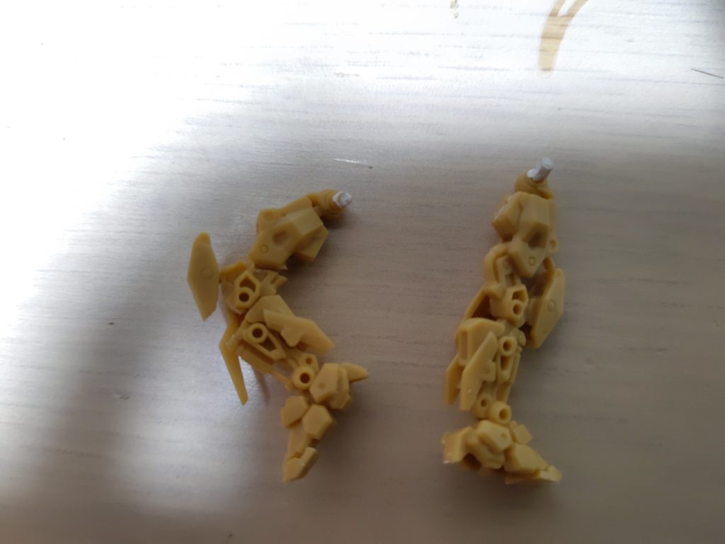 足曲げるのもかなり簡単でした！！左は太ももの下も切り取ってより曲がるようにしてますが、右の状態から膝下を切るだけで外装はめたらある程度可動できたはず。νガンダムもスリムだしこのレベルのクオリティで出てきそうで楽しみです(gundam-kao6)最後まで見ていただきありがとうございました(zaku-kao6)