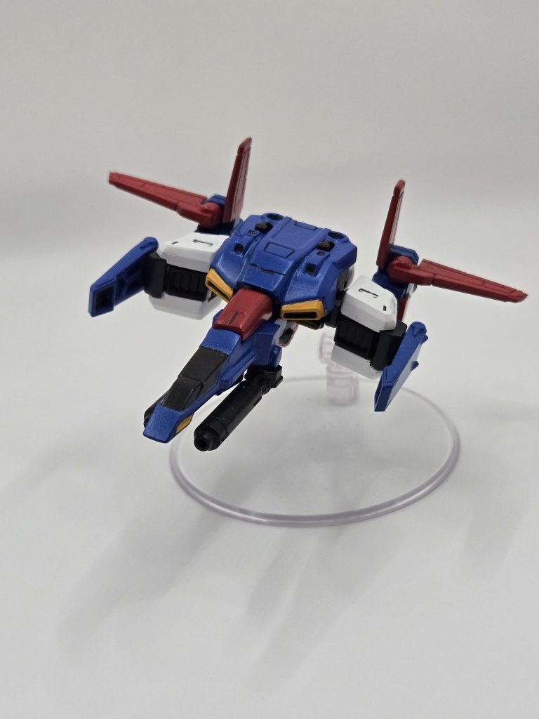 モビリティジョイントよりコアトップの素組塗装になります。機首はタブルビームライフルを変形させて取り付けます。椀部のシールドは変形の恩恵で90度まで曲げることができて食玩とは思えないほど全体的に整った変形が可能となっています。。