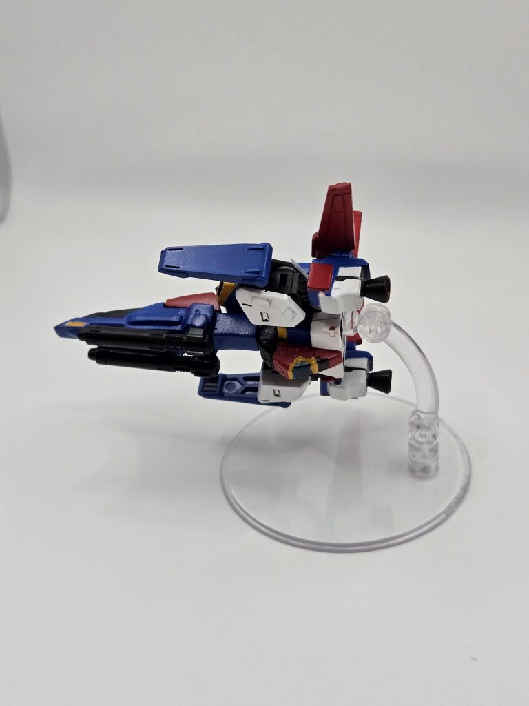 差し替えになりますが変形の完成度は食玩とは思えない完成度でした。腹部には折りたたまれたコアファイターZZも再現されています。