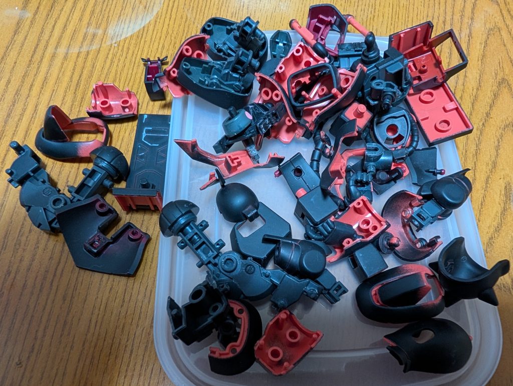 ジャンク品は塗装されてたので試しにマジックリンで拭いたら塗装がとれたのでマジックリンを大量に入れた容器にジャブジャブ浸けて塗料を剥がしました(zaku-kao5)すると…まぁ厄介なサフの跡が(笑)どうせならもっと全体的にサフ吹いてよ〜(zaku-kao4)