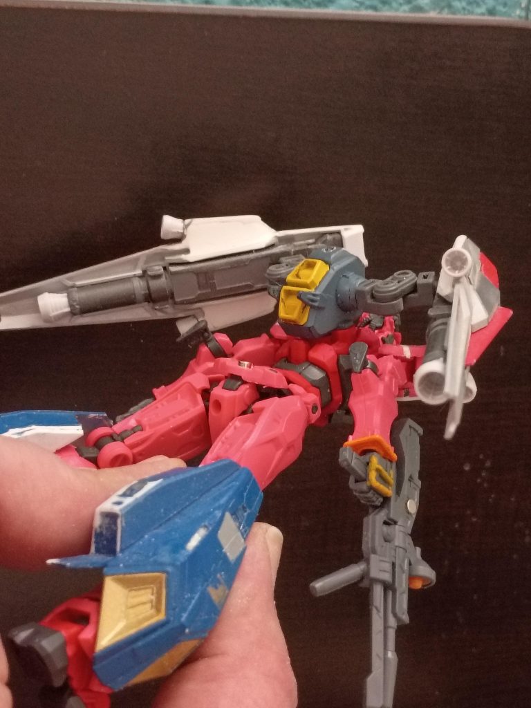 これらのパーツは、以前製作した「Age 2」のカスタム機で使用した「メテオホッパー」のものです。今回こちらで使用するために新しいセットを購入する前に、仮組みをしてフィッティングを確認しています。