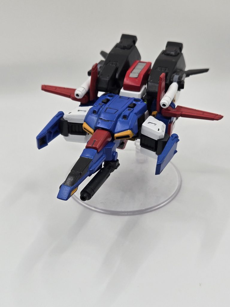 モビリティジョイントのGフォートレスになります。先に投稿しているコアトップとコアベースを合体させたもので、Gフォートレスは前後を合体するだけのお手軽変形ですがコアベースの羽を折り畳むのと、コアファイターZZを外す必要があります。また主翼をダブルキャノンの間に挟む際、クリアランスがギリギリなので注意が必要です。