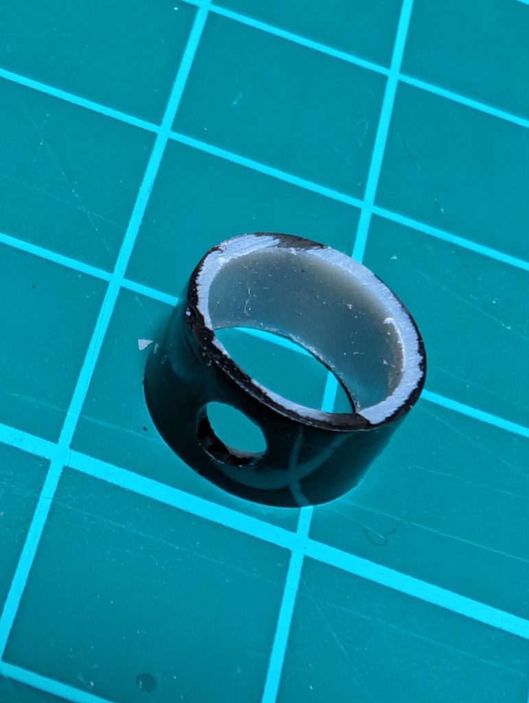 バラしてる最中にモノアイの部品を無くしてしまって仕方なく自作(gundam-kao10)こういうの苦手です。