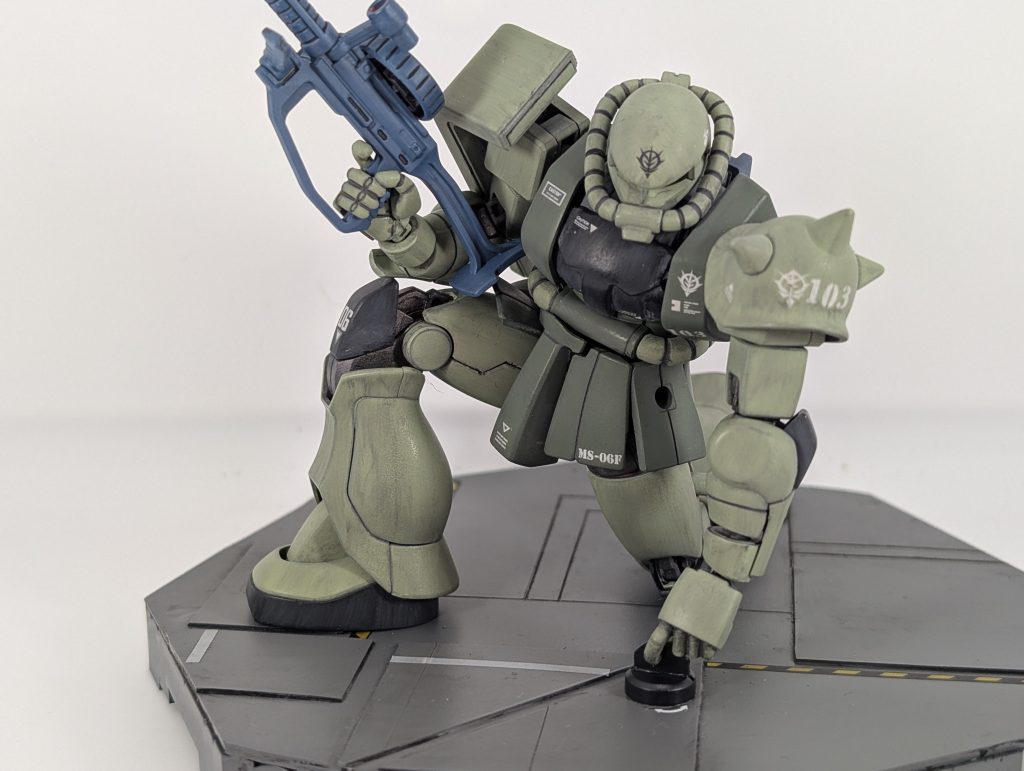 もう立てないならポーズは固定や!という事で昔からやってみたかった機動戦士ガンダム第1話のザクがコロニーに潜入するシーン(zaku-kao2)自分の中ではここからガンダムの長い歴史が始まったと思える場面です。コロニーの外壁が下手クソなのは生暖かい眼差しで見守ってやってください(zaku-kao4)