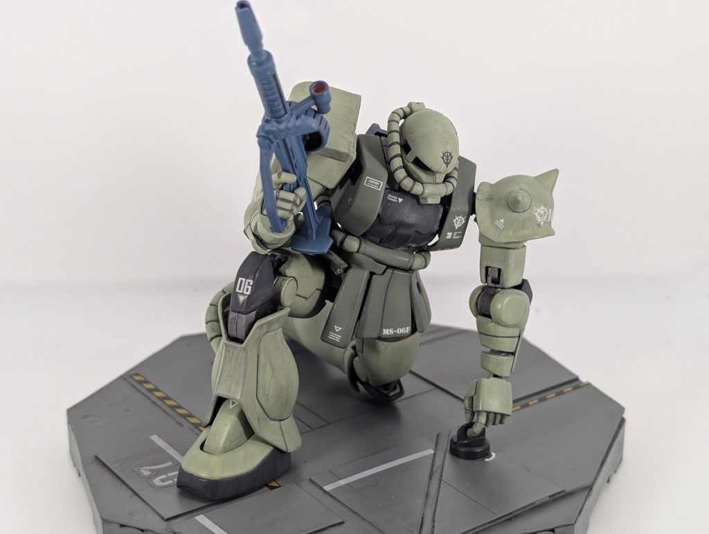 んで、エライ日数がかかって完成したのがこの【片膝立ち専用ザク】とジオラマもどきの台(笑)うん、ジオラマに手を出すのは僕のテクではムリ!んなもんはデジラマメーカーに任せようと固く誓いました(笑)