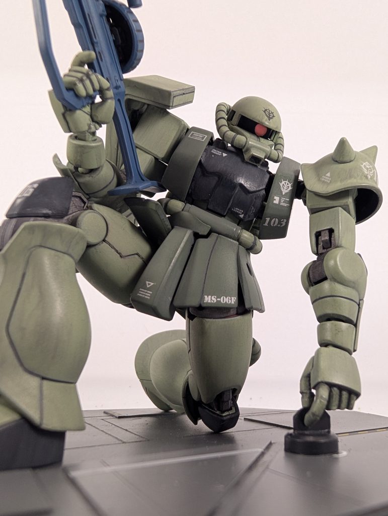 ザクの機体識別はあの【ジオン軍敗北の最大の戦犯】と茶化されるジーン兵長機です。ジーンが先走らなければ民間人の天パがガンダムに乗る事もなく、天パの駆るガンダムがジオン軍最大の脅威になる事もなかったとか(笑)