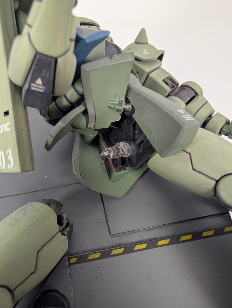 右足の根元の軸が折れてました。え?前の持ち主さんは【釘】をぶち込んて補修してたんですか!?釘がガッチガチに固まっていて再補修はムリ!買った自分が言うのもアレですが…こんなもん数百円でも売ってて良いの?