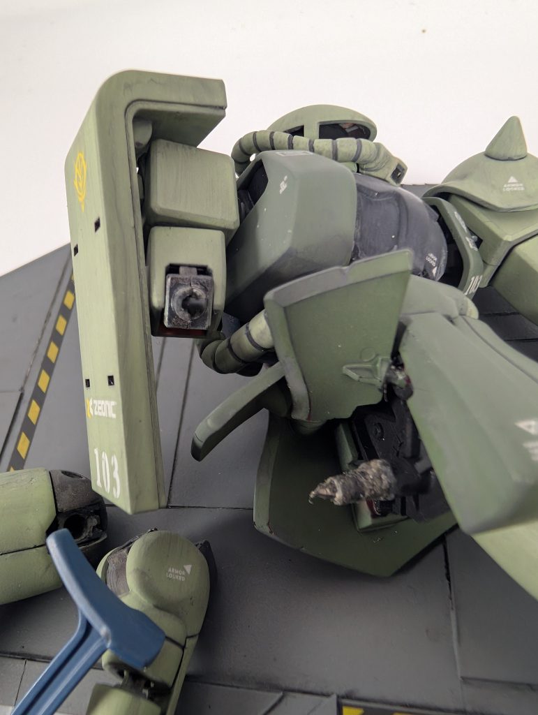 腕はバラしてる時に折れてしまいました(zaku-kao9)