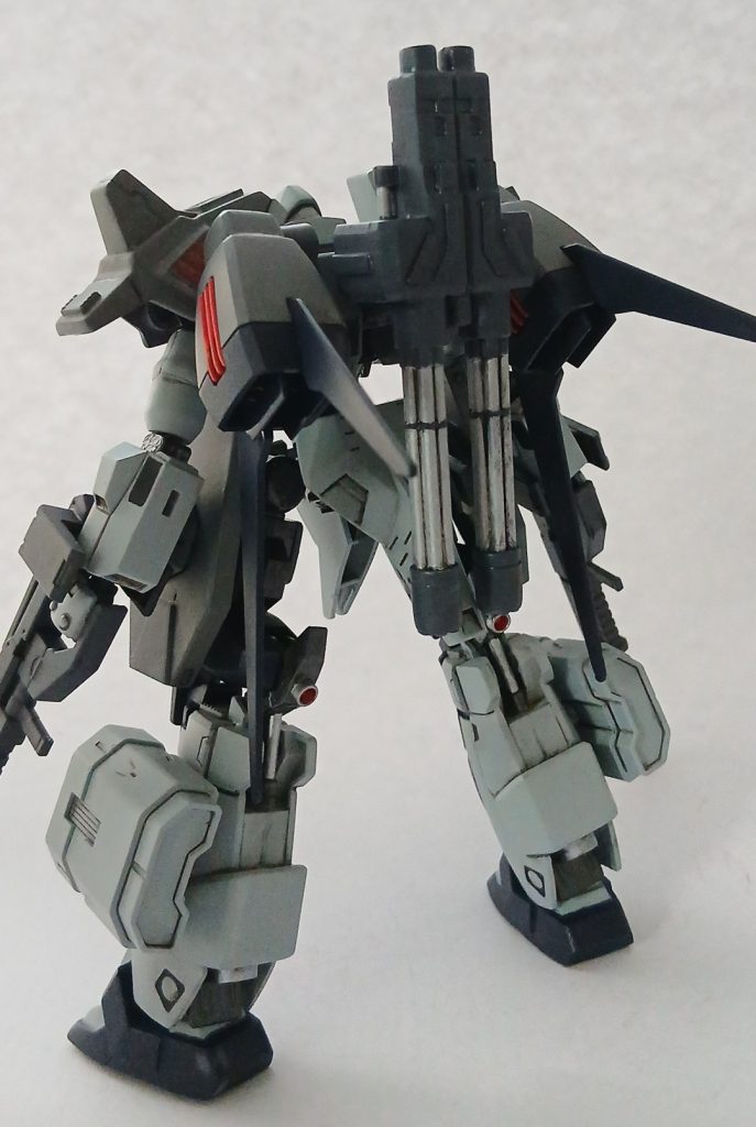 背中にはサーペントのダブルガトリングガンを背負ってます。